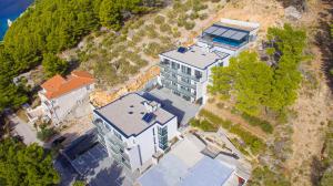 una vista aérea de una gran casa con un edificio en Sea House Resort, en Brela