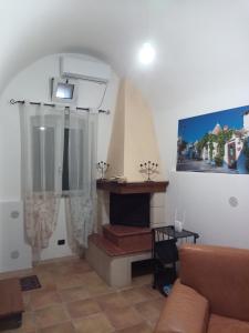een woonkamer met een open haard en een bank bij Casa Santa Chiara in Mola di Bari