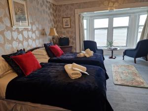 duas camas num quarto de hotel com toalhas em Balcary Bay Country House Hotel em Auchencairn