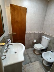 ein Bad mit einem WC und einem Waschbecken in der Unterkunft El Rincón de Cata in Tandil
