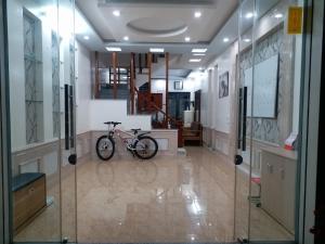 una bicicleta estacionada en una habitación con pasillo en BBNC Homestay, en Hoàng Mai