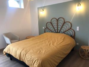 1 dormitorio con cama, silla y luces en Chambres d’hôtes Arremounon en Lamothe