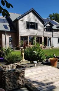 een huis met een picknicktafel in de voortuin bij Appleton House in Thornbury