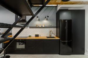 Η κουζίνα ή μικρή κουζίνα στο Lumina 2-level apartment with balcony