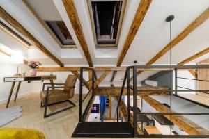 Χώρος καθιστικού στο Lumina 2-level apartment with balcony +19 φωτογραφίες