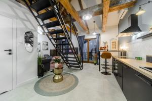 Η κουζίνα ή μικρή κουζίνα στο Lumina 2-level apartment with balcony