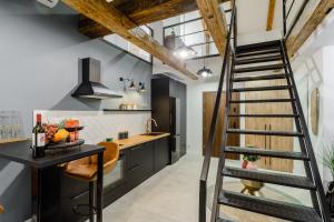 Η κουζίνα ή μικρή κουζίνα στο Lumina 2-level apartment with balcony