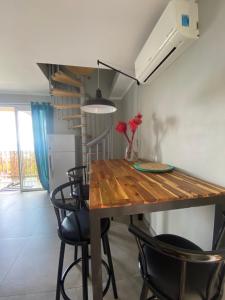jadalnia z drewnianym stołem i krzesłami w obiekcie Villa Morin w mieście Bernica-les Bas