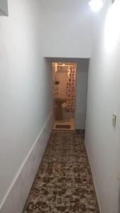 un pasillo con una habitación con suelo de baldosa en Casa LA ARGENTINA en San Luis