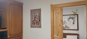 ein Paar Schuhe, die an einer Wand neben einer Tür hängen in der Unterkunft A letto nell'Arte in Ascoli Piceno