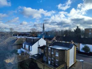 una vista aérea de una ciudad con una iglesia en Cosy and spacious apartment in Forest Hill en Forest Hill