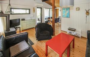 Μια τηλεόραση ή/και κέντρο ψυχαγωγίας στο Cozy Home In Samsø With Wifi