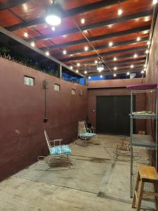 una habitación con 3 sillas y un escenario con luces en Habitación en casa particular, en Monterrey