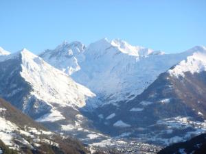 een uitzicht op een bergketen met besneeuwde bergen bij Hôtel Tourmalet in Luz-Saint-Sauveur