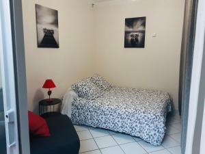 een slaapkamer met een bed en foto's aan de muur bij T2, T3 coeur de ville, patio, clim et parking privé in Sète