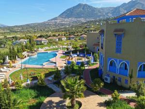 uma vista aérea de um resort com uma piscina em Dar Ba Sidi & Spa em Chefchaouen