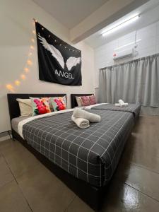 2 camas en una habitación con un cartel de Nike en la pared en Room2#IG theme Bargainous#Shared Bathroom#4pax#2min Kek Lok Si en Ayer Itam