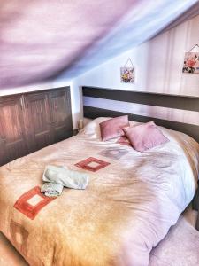 1 dormitorio con 1 cama grande y 2 toallas. en Apartamento La alberca 1, en Aracena