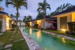 una imagen de una villa con piscina en Rouge - Villas & Spa, en Ubud