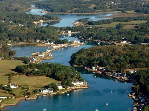 Una vista aérea de un río con casas y árboles. en Superbe appartement en plein centre de Carnac, en Carnac