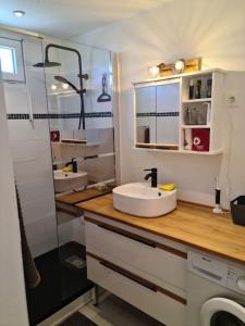 Un baño con dos lavabos y un espejo. en Superbe appartement en plein centre de Carnac, en Carnac