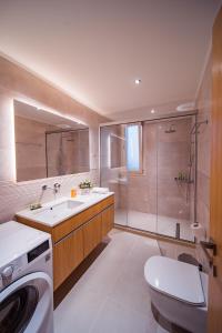 Ένα μπάνιο στο Aloni 3 bedroom Sea View Villa with private pool
