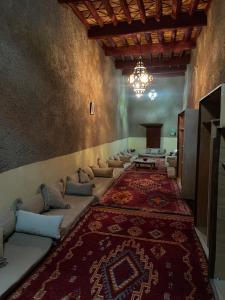 una grande stanza con divani e un tappeto di Ryad lcaid a Tissint