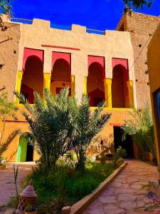 un edificio con archi rossi e gialli sopra di Ryad lcaid a Tissint
