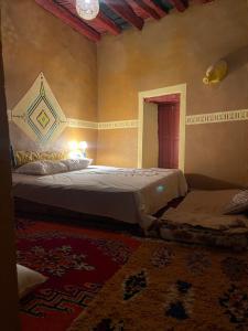 1 dormitorio con 2 camas en una habitación en Ryad lcaid en Tissint