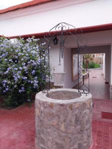 a bird feeder sitting on top of a tree stump at Hostería La Celestina in Tilcara