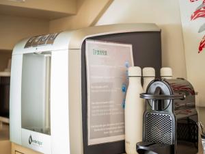 a kitchen counter with a juicer and other appliances at Maison d'hôte Iparra- Pays Basque in Arcangues