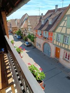ベーブレンハイムにあるUn balcon sur les toitsの家屋のある町のバルコニーからの眺め