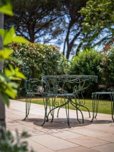 アルカングにあるMaison d'hôte Iparra- Pays Basqueの公園内の錬鉄製テーブルと椅子