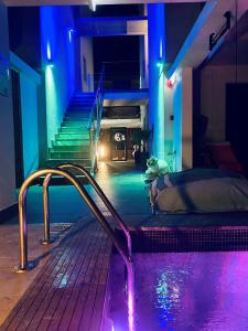 Casa con piscina con luces azules y moradas en Atlas Relax, en Kallithea Halkidikis