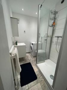 Ванна кімната в Schöne Penthouse Wohnung direkt am Deutschen Eck