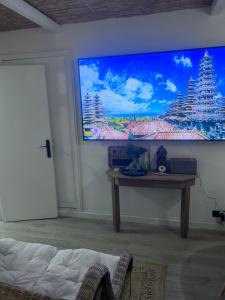 En tv och/eller ett underhållningssystem på LE BALI