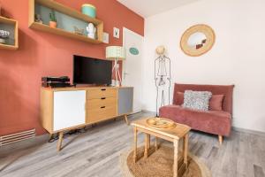 Televízia a/alebo spoločenská miestnosť v ubytovaní Apt Bohème, Parking Privé, Centre