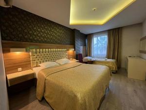 Postel nebo postele na pokoji v ubytování Grand Ezel Hotel