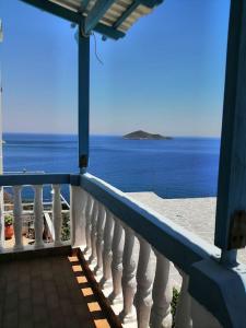 widok na ocean z balkonu domu w obiekcie RODON PIGANOUSA STUDIO in Spilia Leros w mieście Panteli