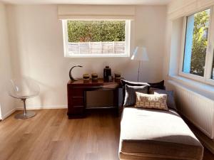 una camera da letto con scrivania, letto e finestra di Genval - The Lake Side House a Rixensart