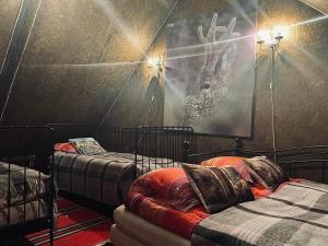 Cette chambre comprend 2 lits et une photo de cerf sur le mur. dans l'établissement Abula puhkemaja 2, à Abula