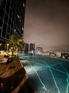 uma piscina com um horizonte da cidade à noite em 5 min Sunway Lagoon PJ KL Cosy Stylish Suite Big Pool em Petaling Jaya
