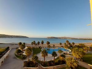 uma vista para a praia a partir da varanda de um resort em Costa Azul la Herradura em Coquimbo