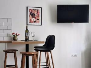 stół z czarnym krzesłem i butelką wina w obiekcie Studio apartman Mirta w mieście Varaždin