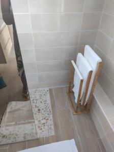 La salle de bains est pourvue d'une baignoire et de 2 rouleaux de papier toilette. dans l'établissement Shoumy, à Les Trois-Îlets