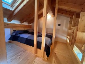 m&m cabins في Gordona: غرفة بسرير في منزل خشبي