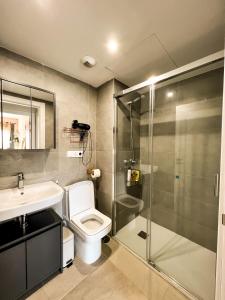 a bathroom with a toilet and a sink and a shower at LOVPLAYA Almuñecar Beach Apartment in Almuñécar