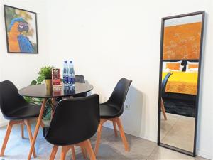 uma mesa e cadeiras num quarto com uma cama em Apartment close to Science Park em Blaustein