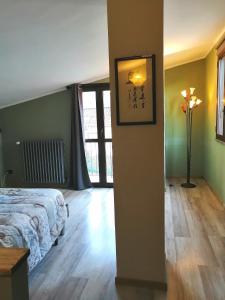 um quarto com uma cama e uma fotografia na parede em La Casetta em San Maurizio Canavese