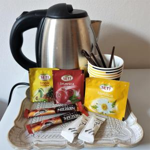 Set per la preparazione di tè e caffè presso Hotel Kandilj